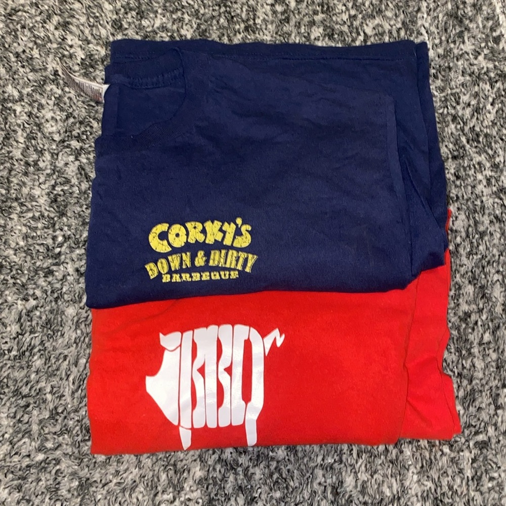 2 women’s t-shirts size L